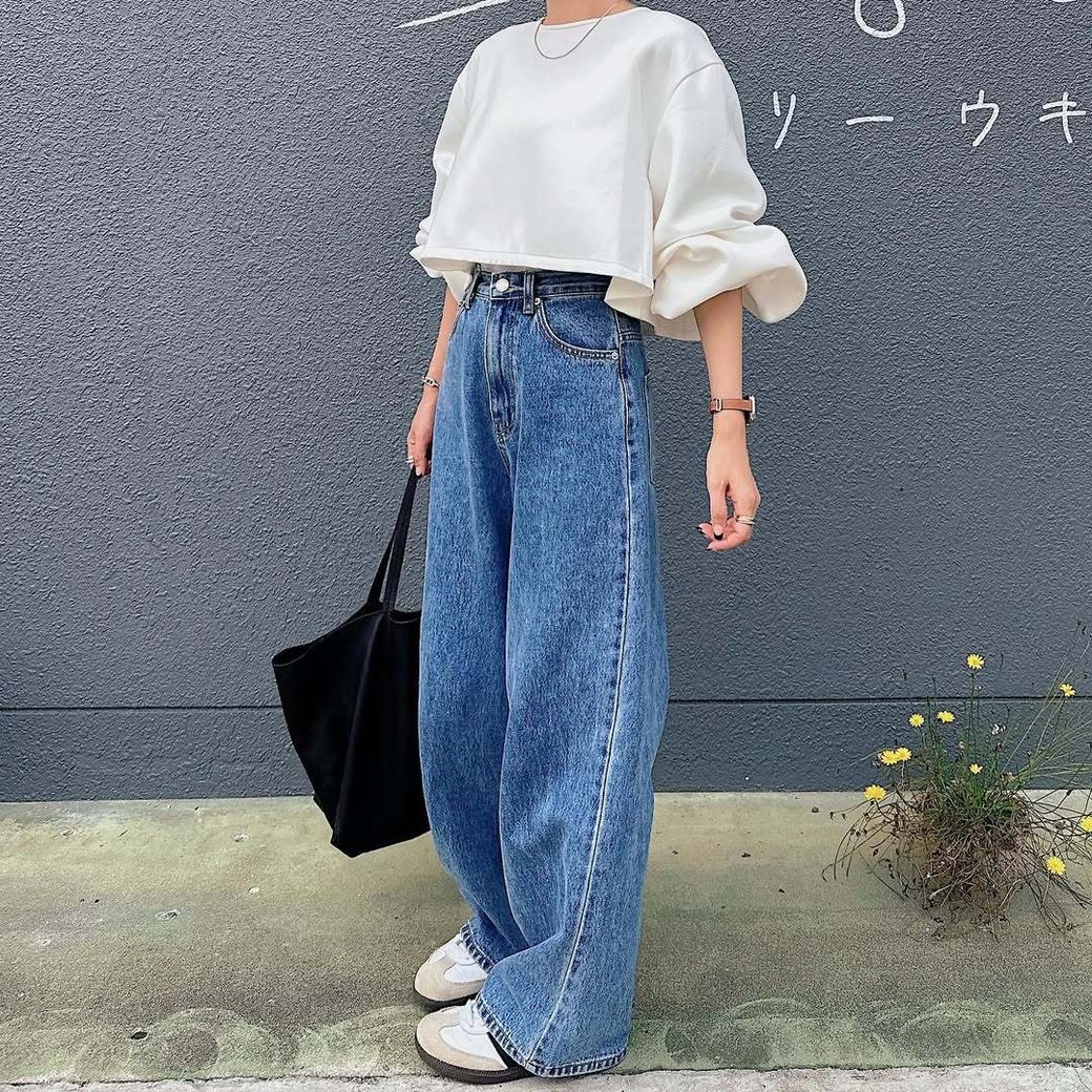 ショート丈＆ボリューム袖の印象的なスウェットで差をつけて。