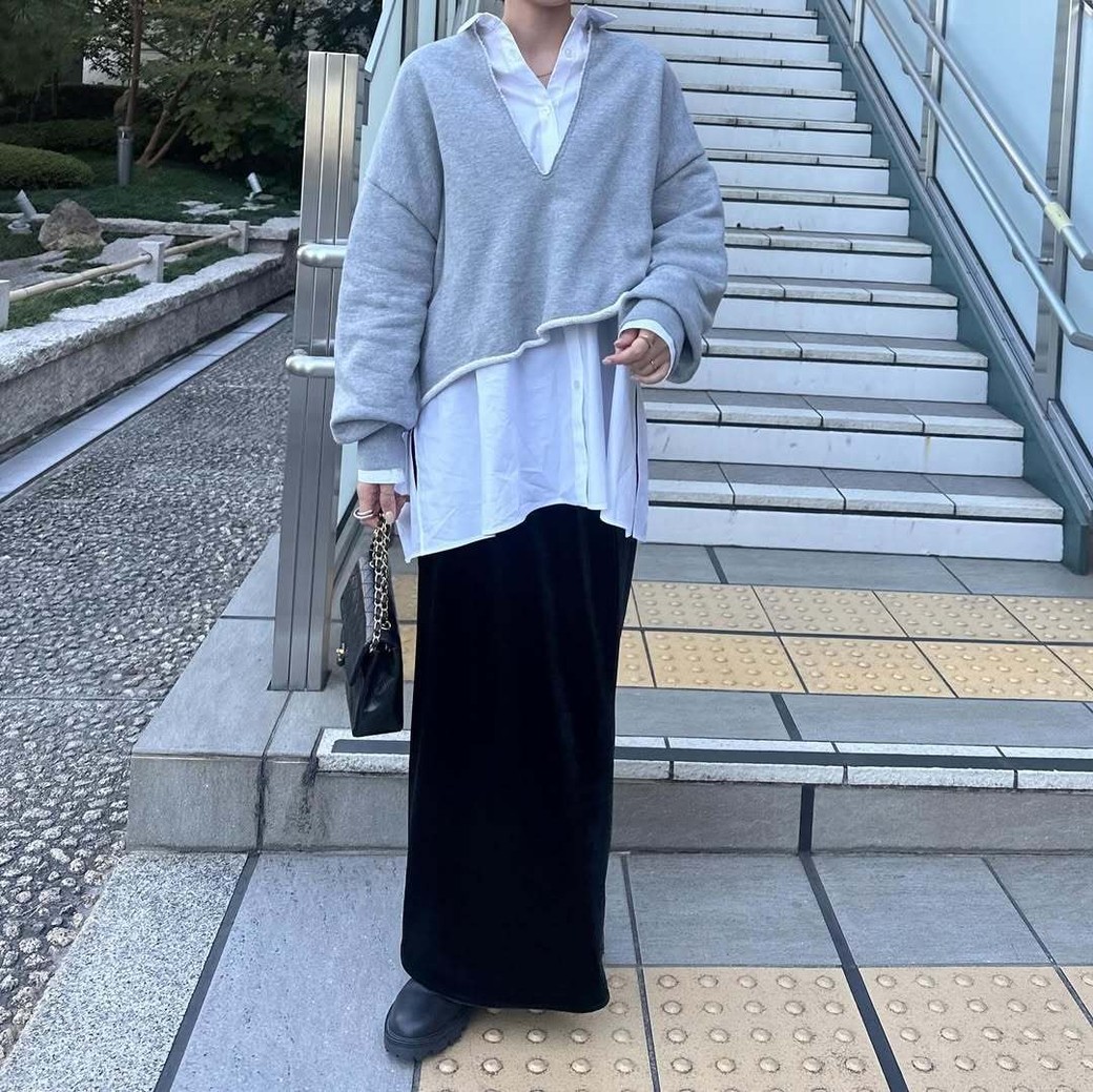 シャツインの着こなしは大人女子の定番。