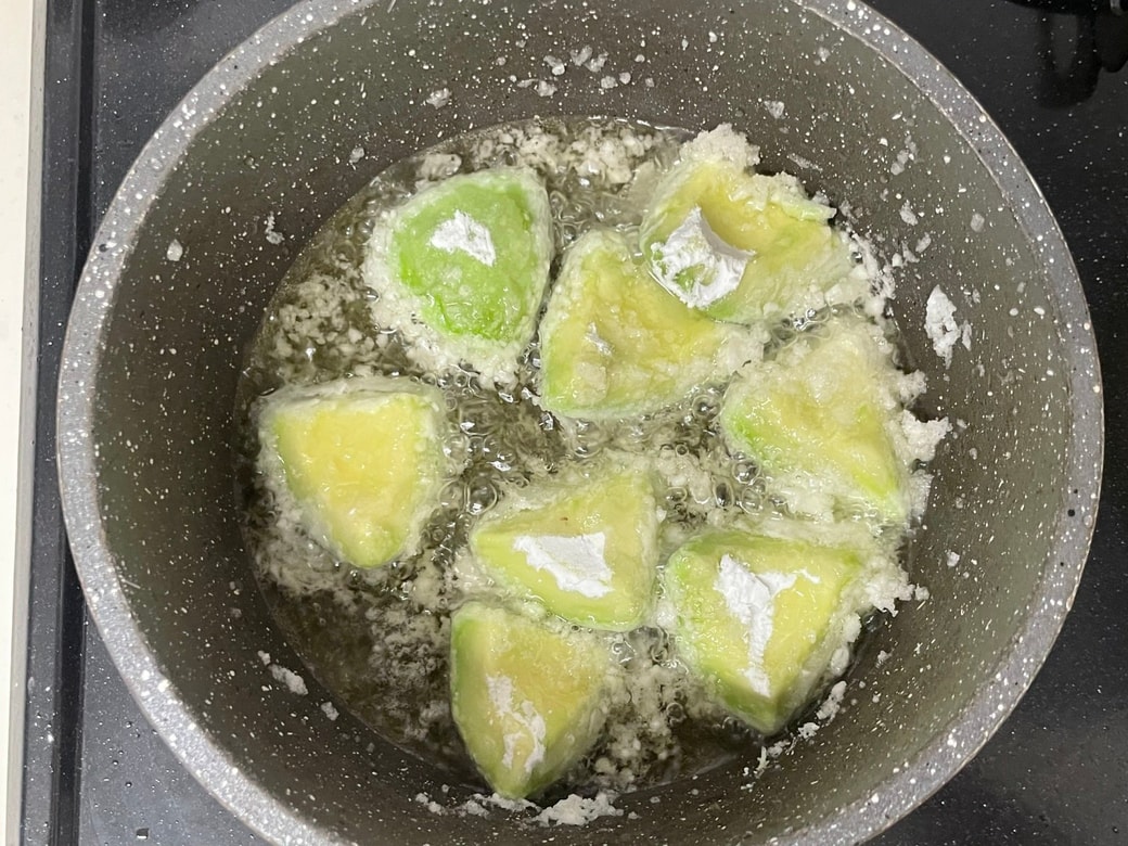 アボカドフライのクリチハニー和え