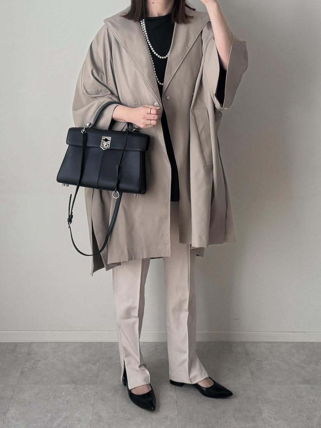 オーバーサイズのコートでこなれ感を演出。