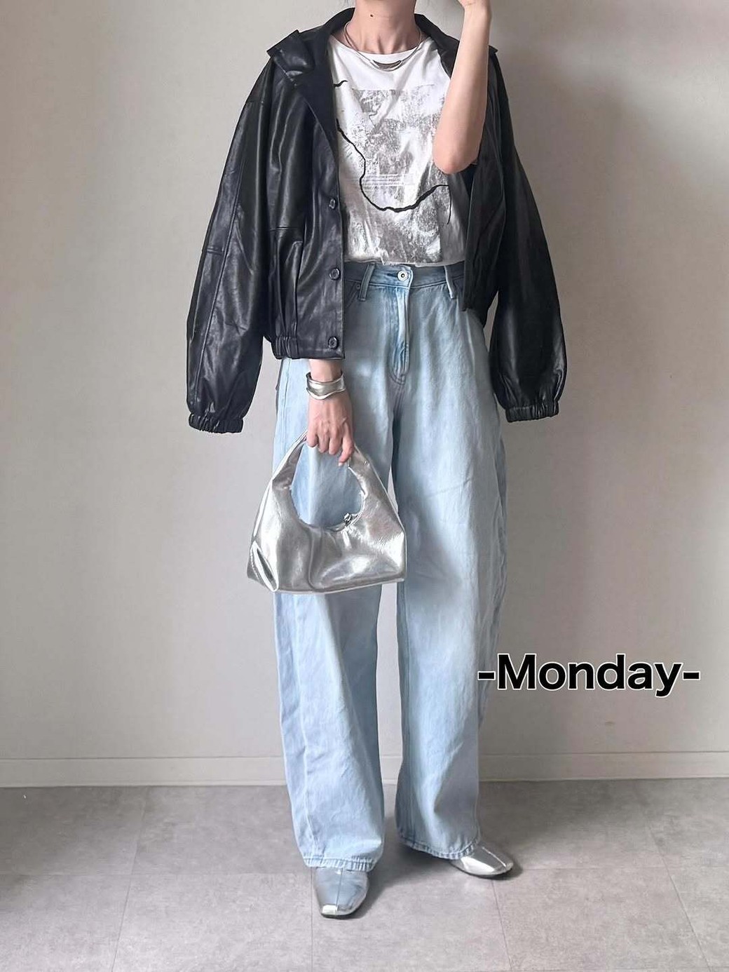 派手色シルバーでも、パンプスとバッグの色を統一させることで全体のトーンがしっくりまとまる。