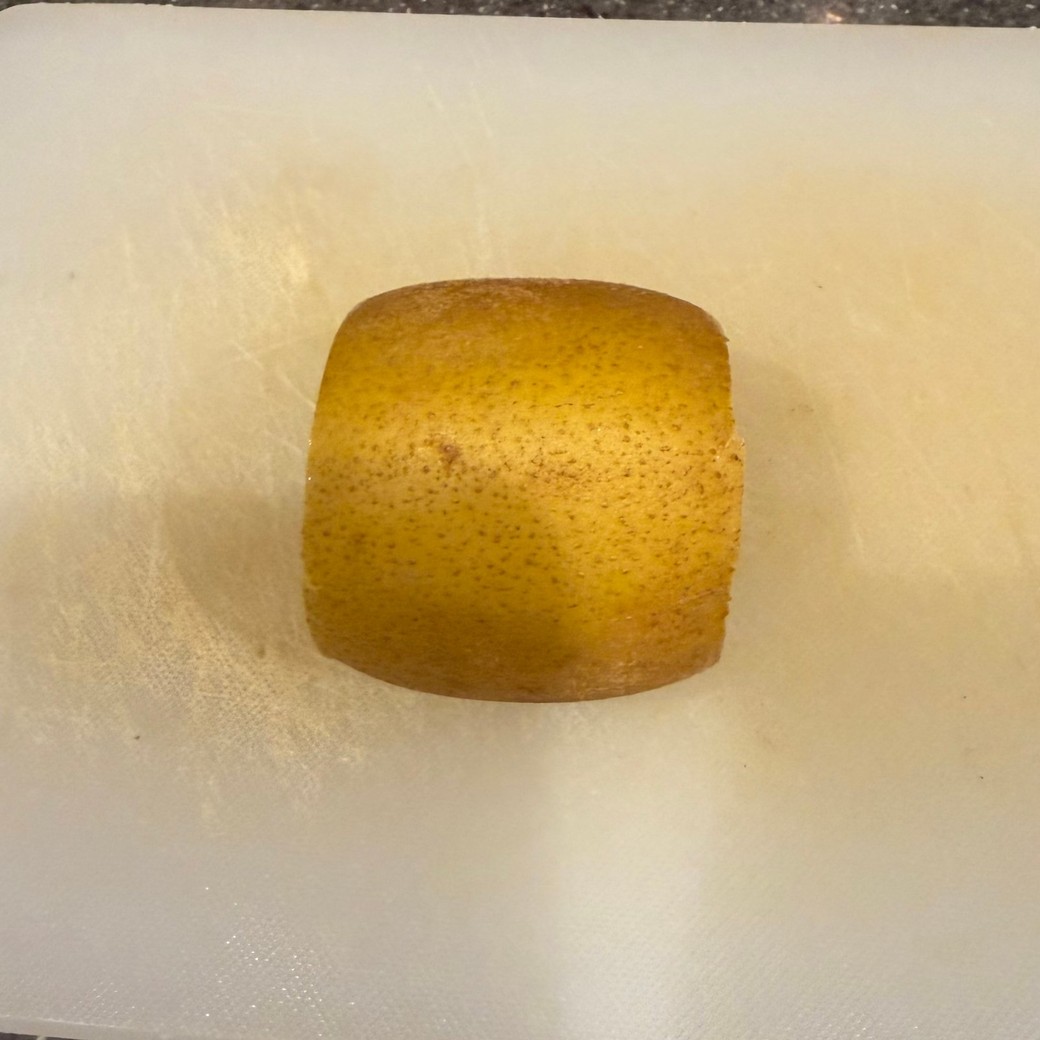 キウイの両端を切ったところ