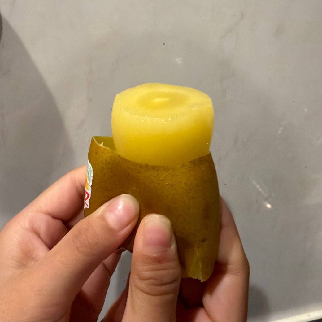 キウイが皮から出てきているところ