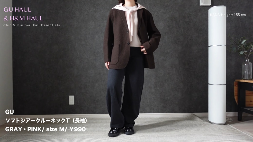 シアートップスを肩にかけたコーデ