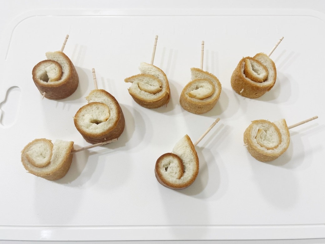 パンの耳をくるくる巻いて留める