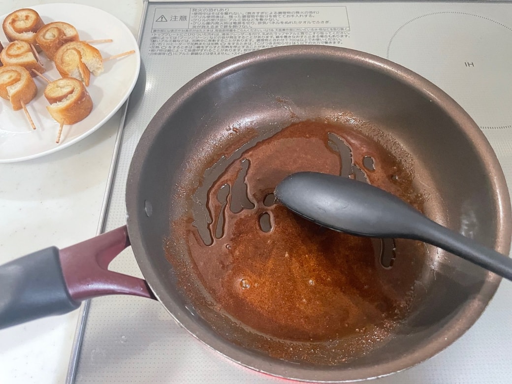 シナモンパウダー、砂糖、水を入れて煮詰める