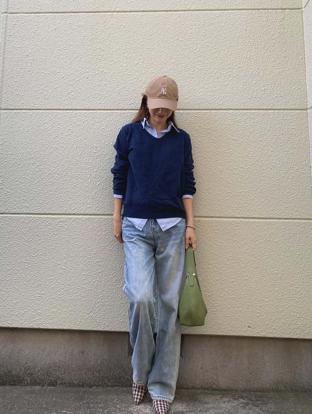 マンネリになりがちなニットもシャツのレイヤードで今っぽく演出。