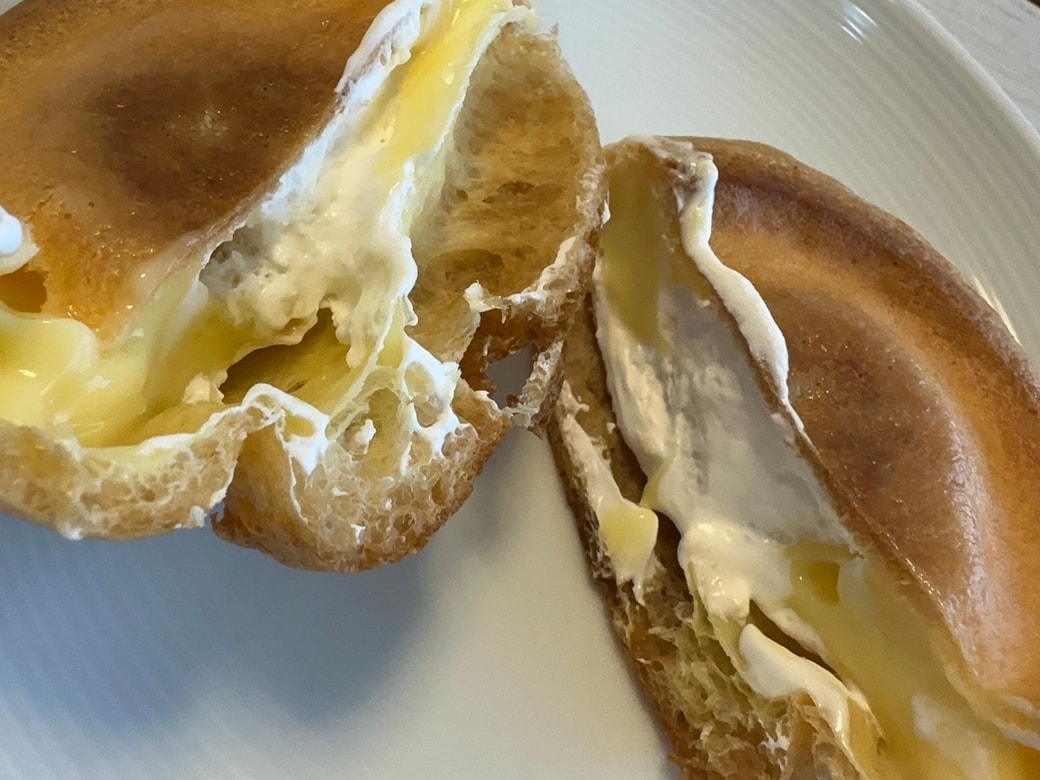 袋からシュークリームを出します