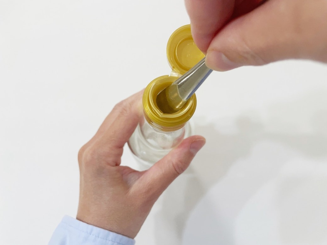 ボトルの穴にスプーンの柄を差し込む