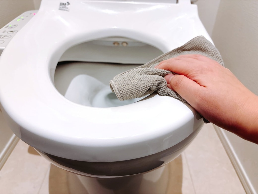 便座をウタマロクリーナーで掃除