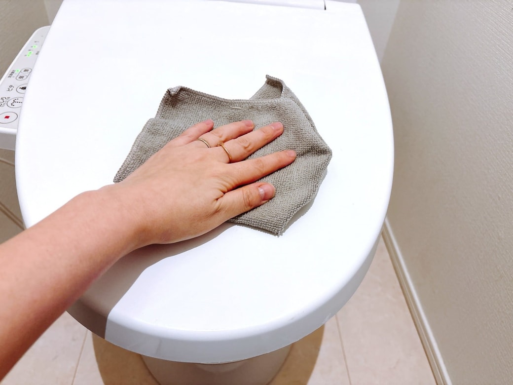 ②便座のふたを掃除