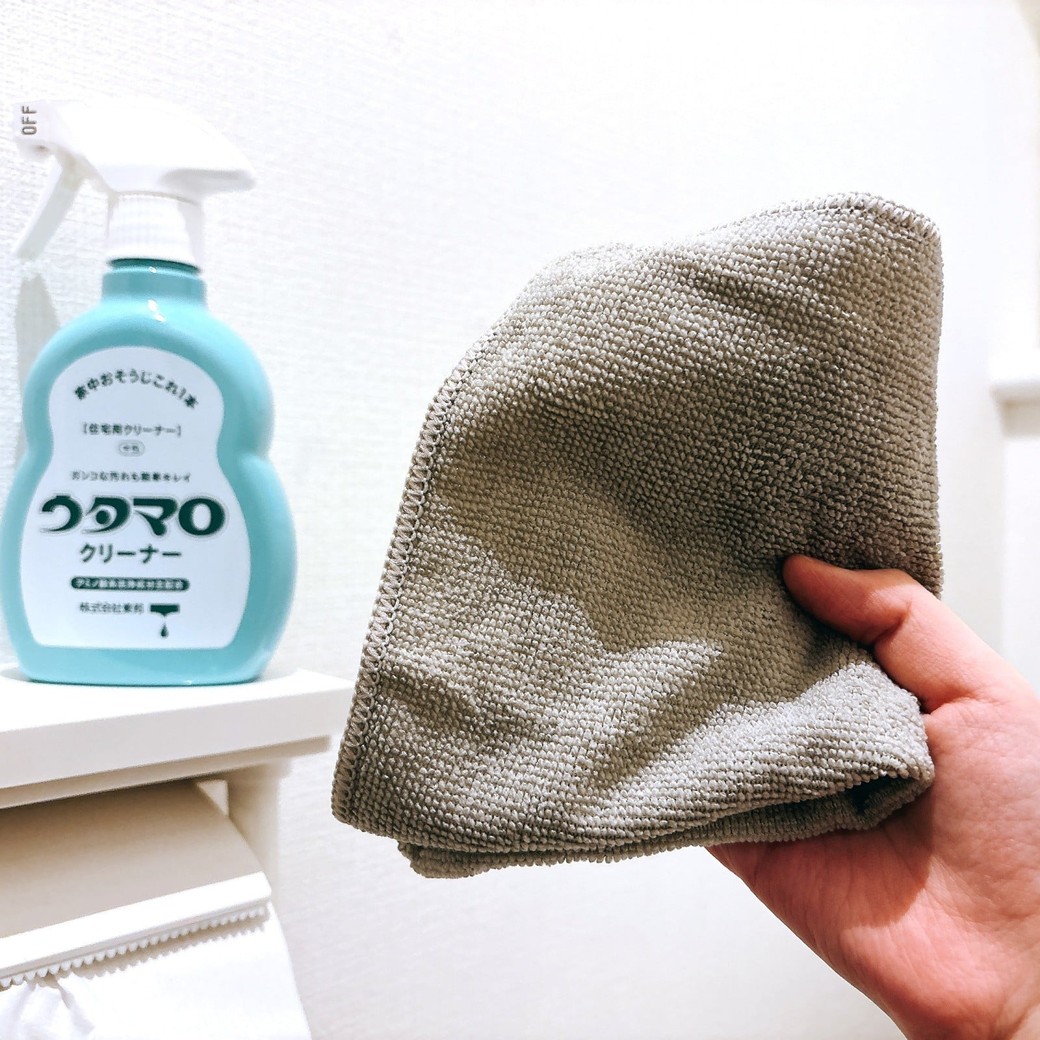 ウタマロクリーナーをスプレーしたマイクロファイバークロス