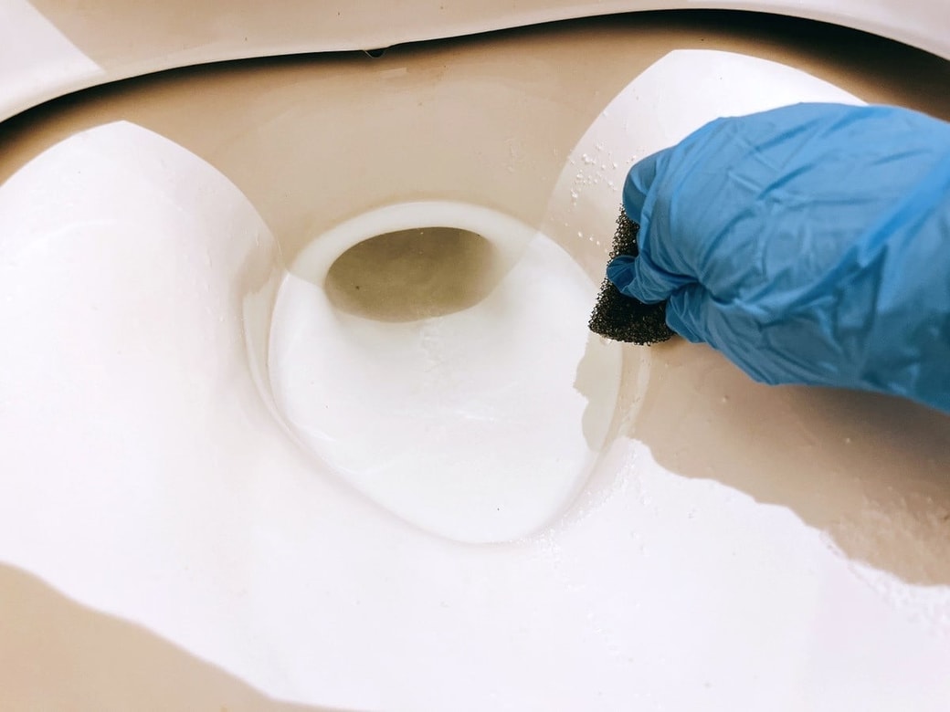 便器を掃除する