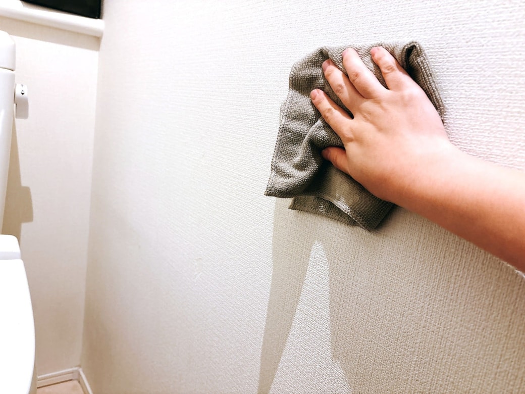 ①壁を拭き掃除する