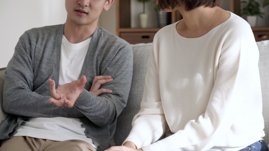 話し合う夫婦