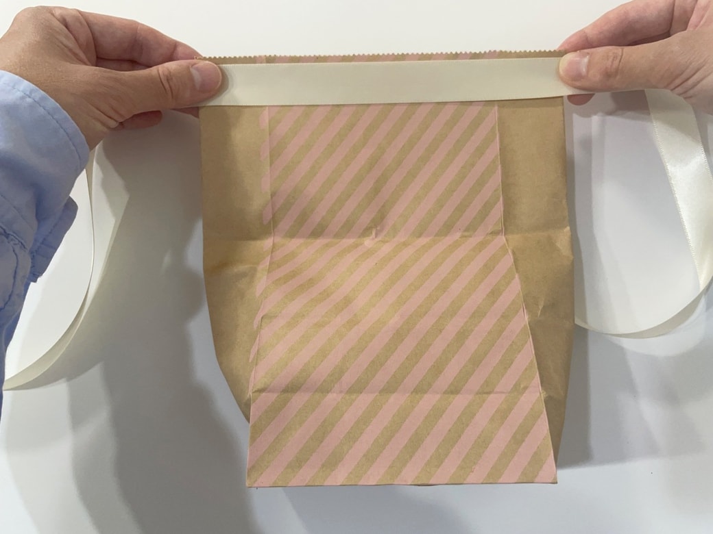 袋の口にリボンを置く