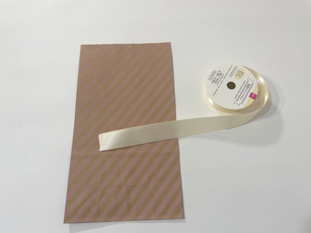 用意するものは紙袋とリボン