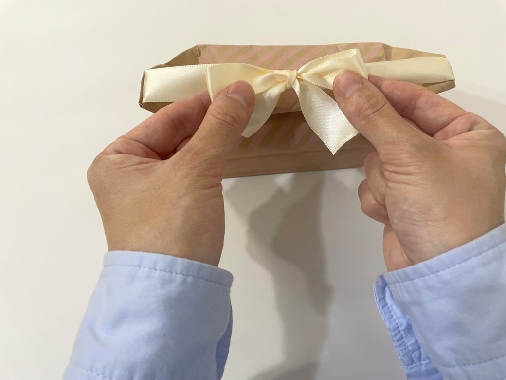 両端のリボンを結ぶ