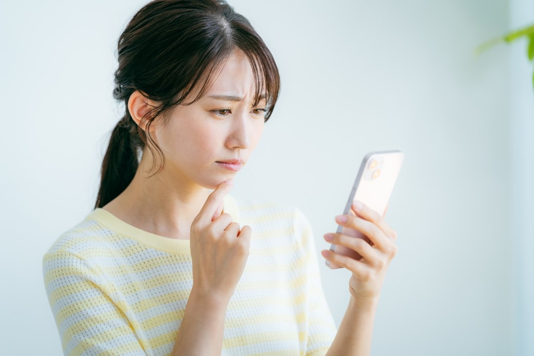 スマホを見る女性