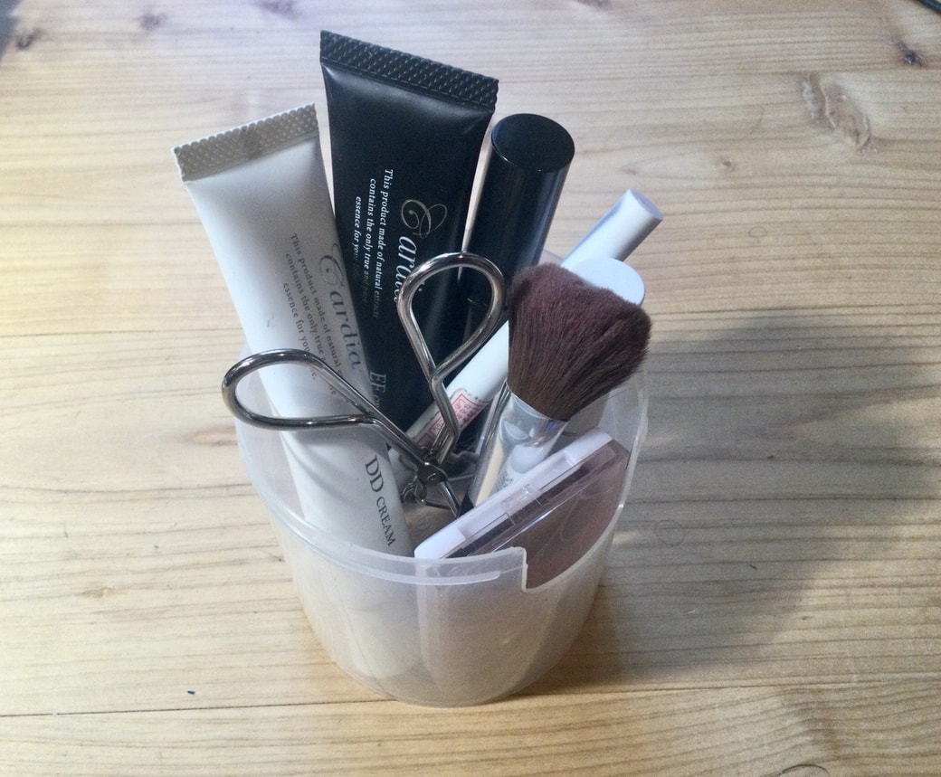 綿棒の空き容器にメイク用品を入れる