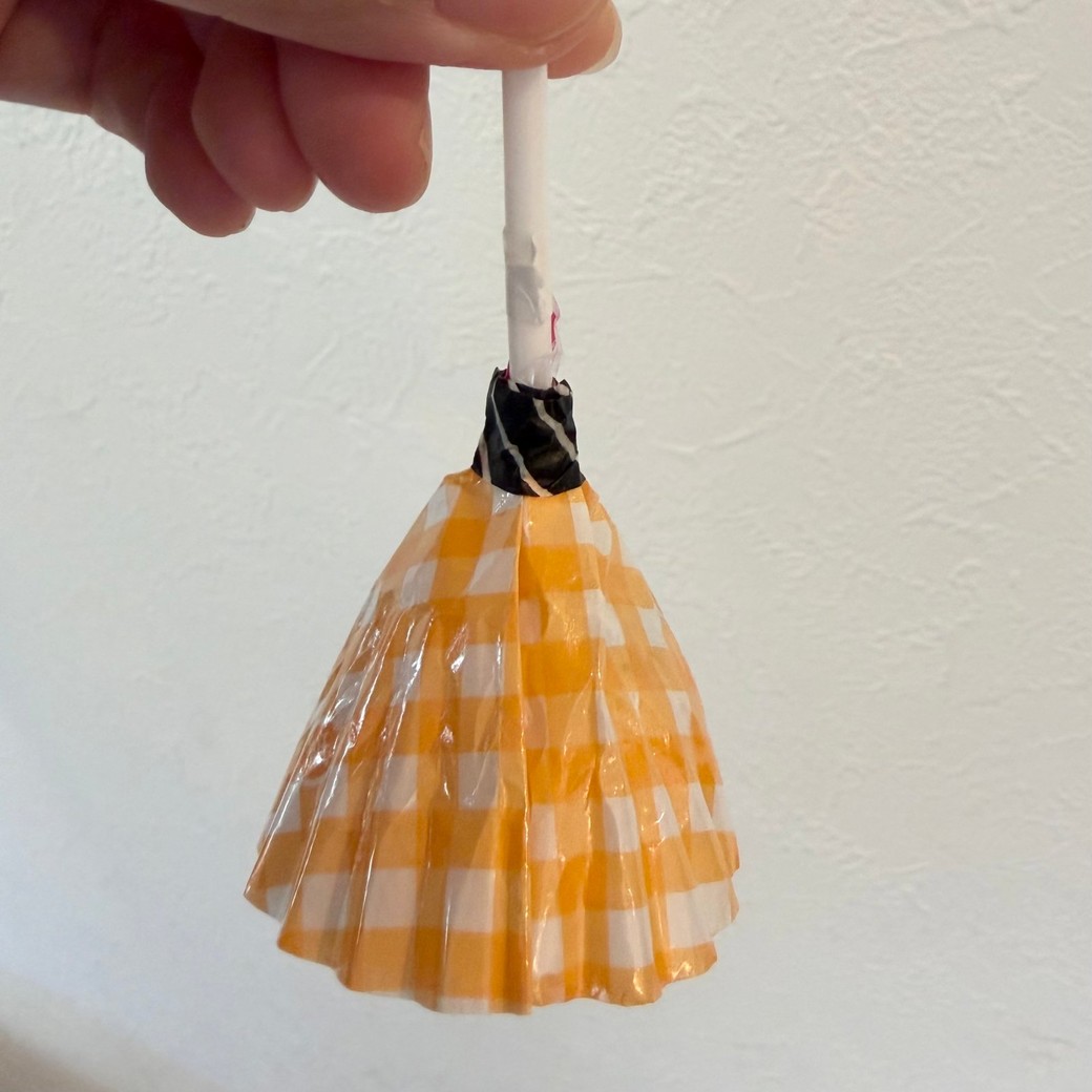 おかずカップを半分に折り、マスキングテープを貼ったところ