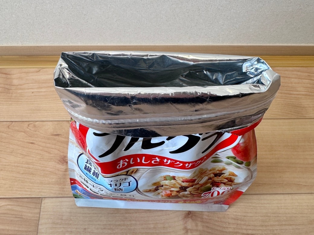 袋の口を折り返す