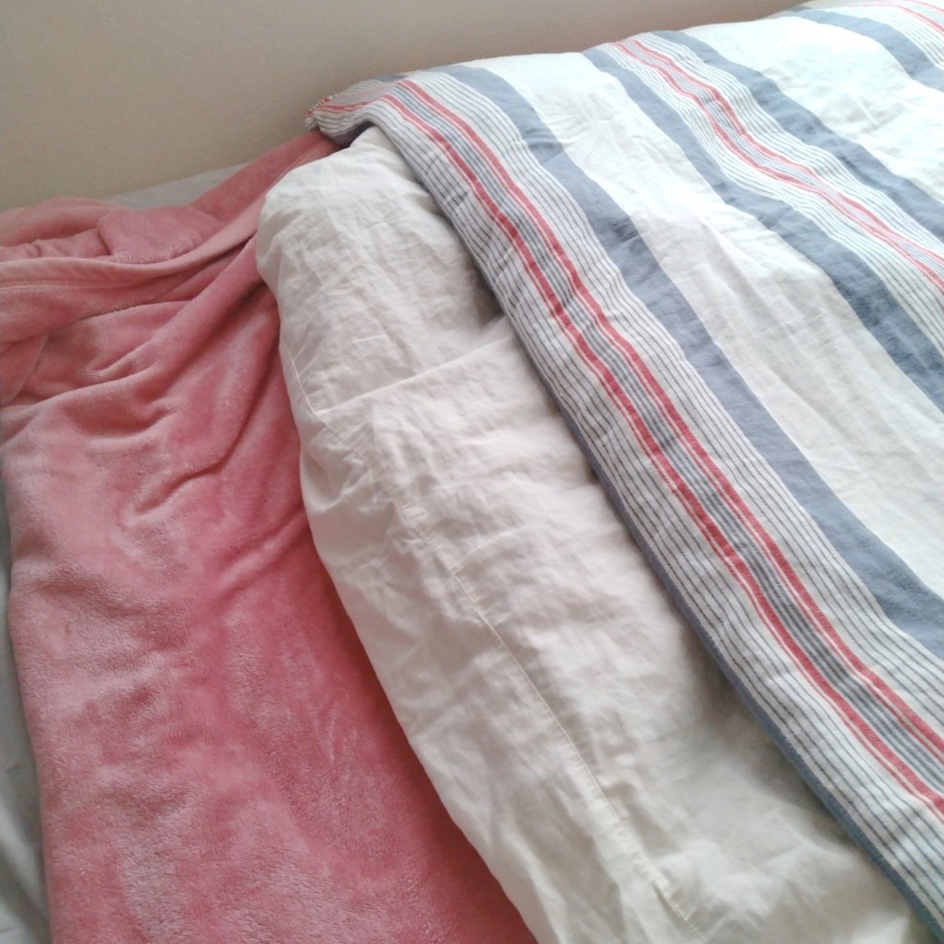ベッドの上にある毛布