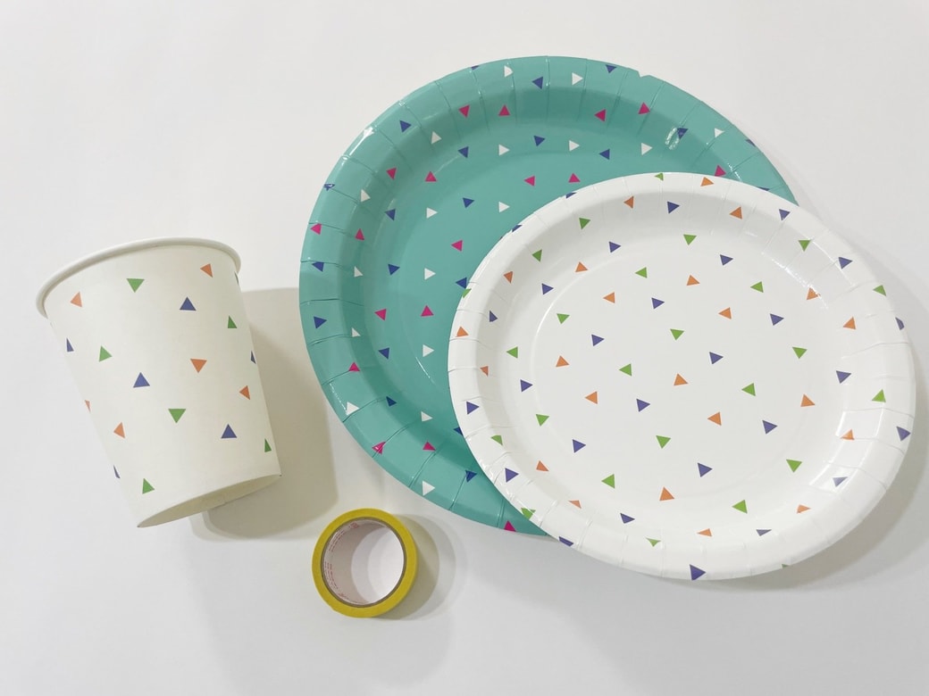 用意するのは、紙皿、紙コップ、マスキングテープのみ