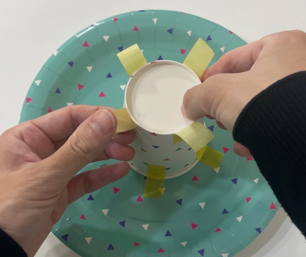 紙コップの上部にマスキングテープを貼る