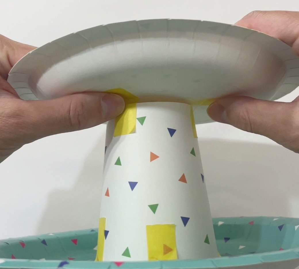 紙皿（小）をのせて固定する