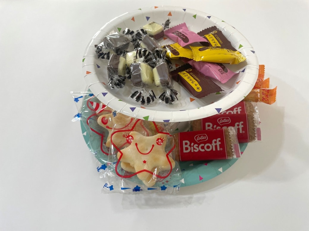 お菓子スタンドが完成！お菓子をバランスよく並べる様子