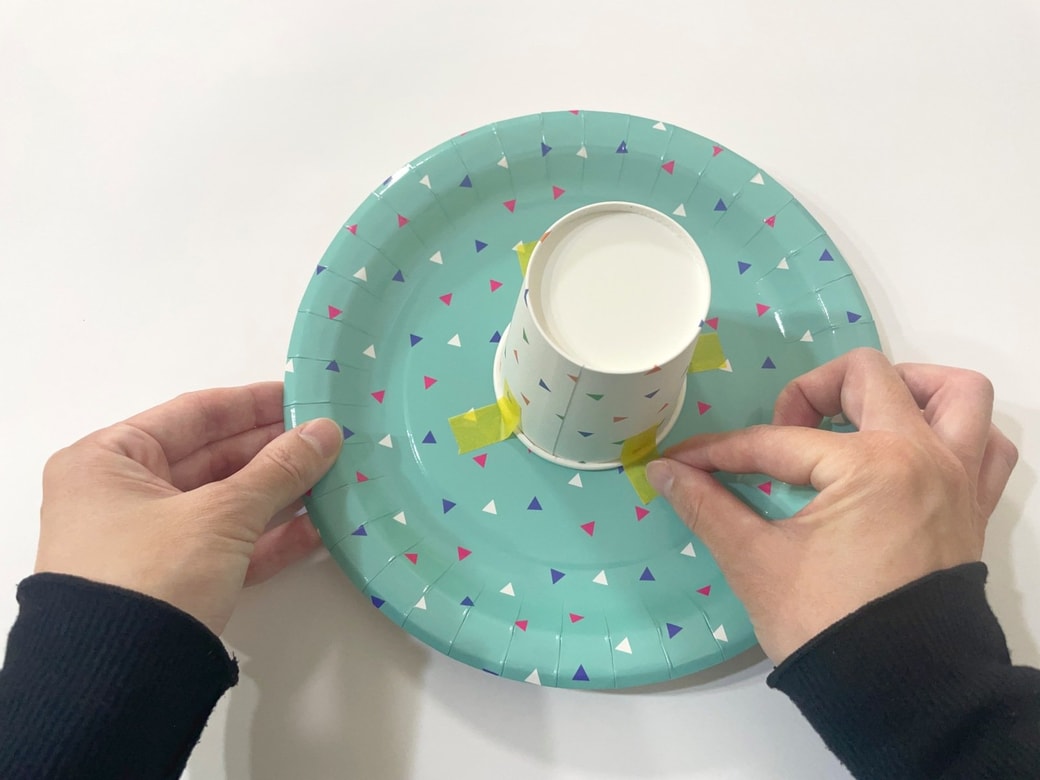 紙皿（大）に逆さにした紙コップを置く