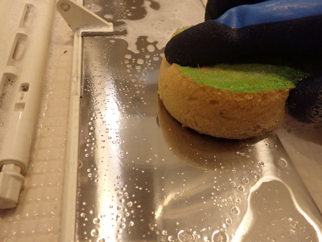 中性洗剤で洗う