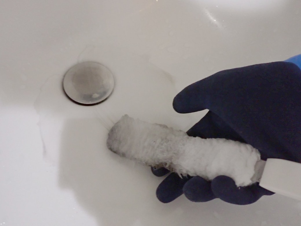 水洗いで汚れをとる