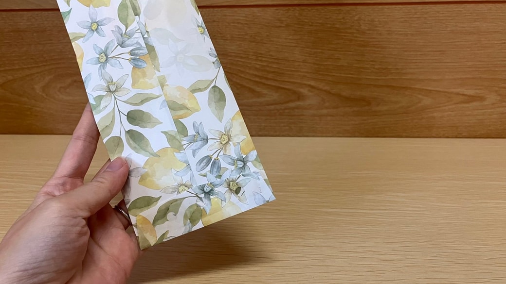 封筒を逆さまにした様子