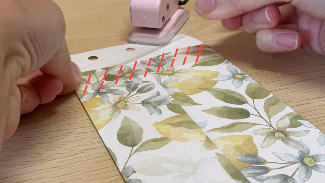 封筒の裏側にテープを貼る様子