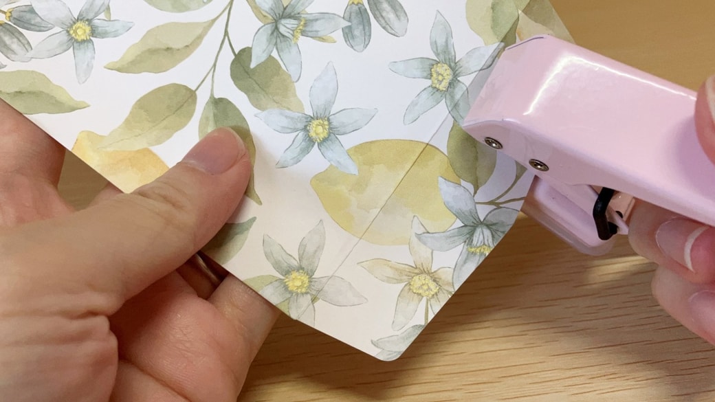 封筒と穴あけパンチ