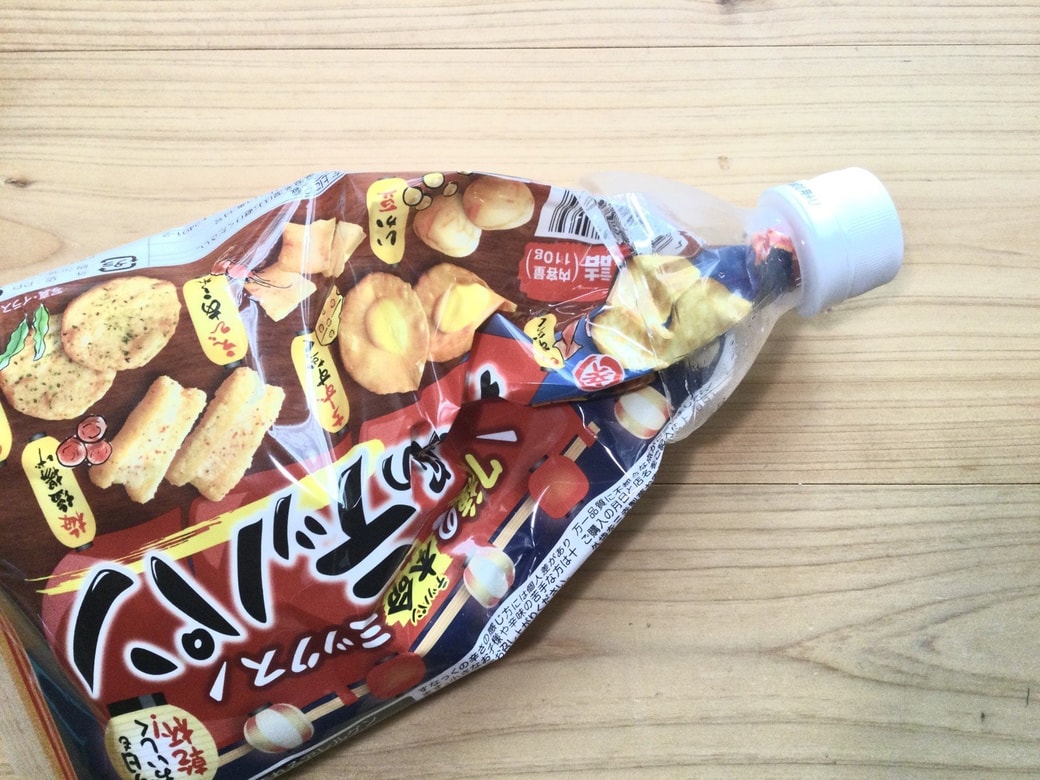 ペットボトルにお菓子の袋をはめる