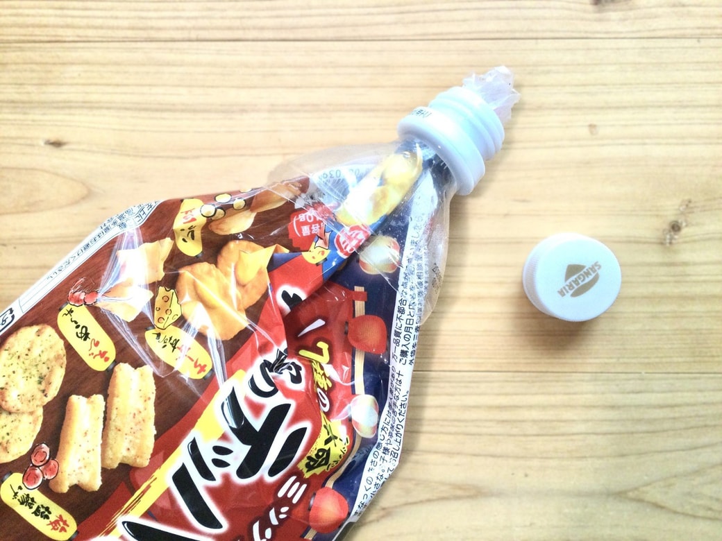 ペットボトルにお菓子の袋をはめる