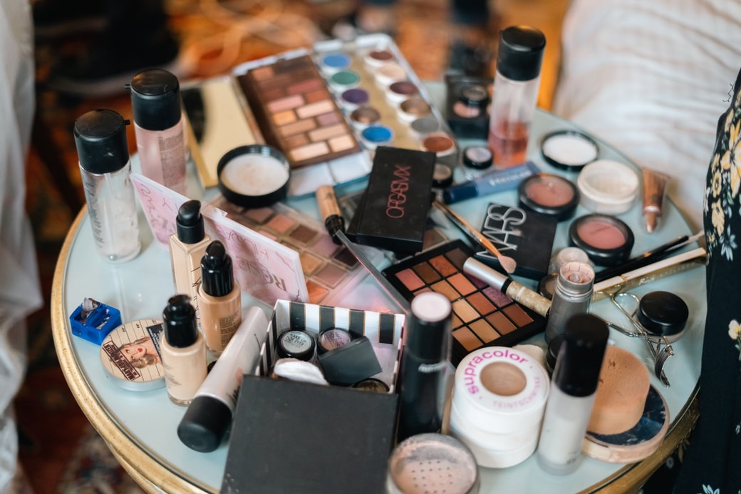 テーブルの上がものだらけ