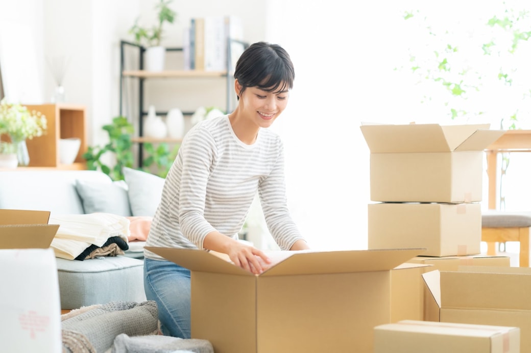 荷物を整理する女性