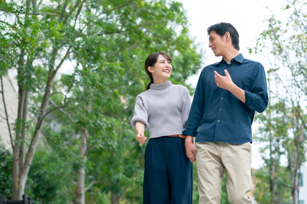 手を繋ぐ夫婦