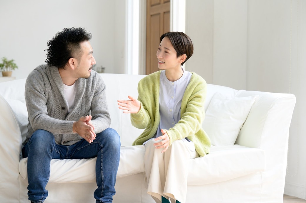会話する夫婦
