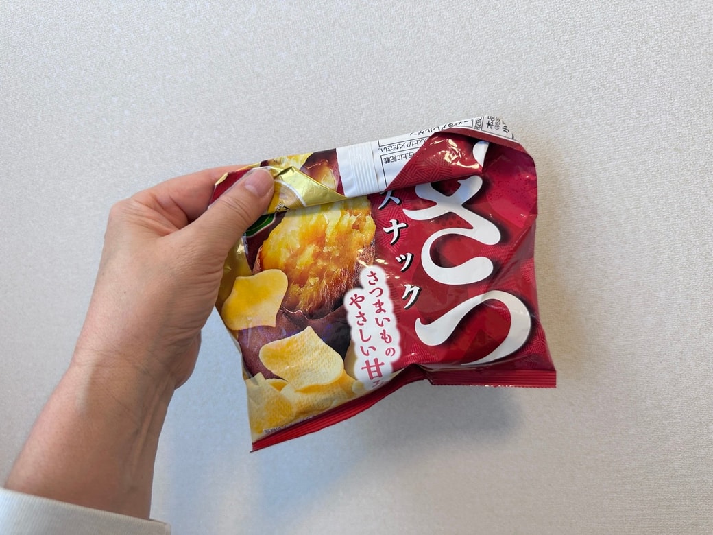 開いた口を閉じたスナック菓子の袋