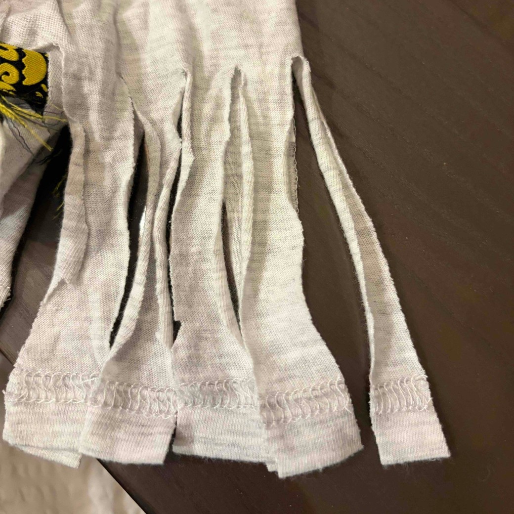 裾に切れ込みを入れているところ