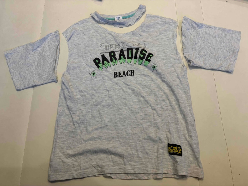 Tシャツの袖と首を切り取っているところ