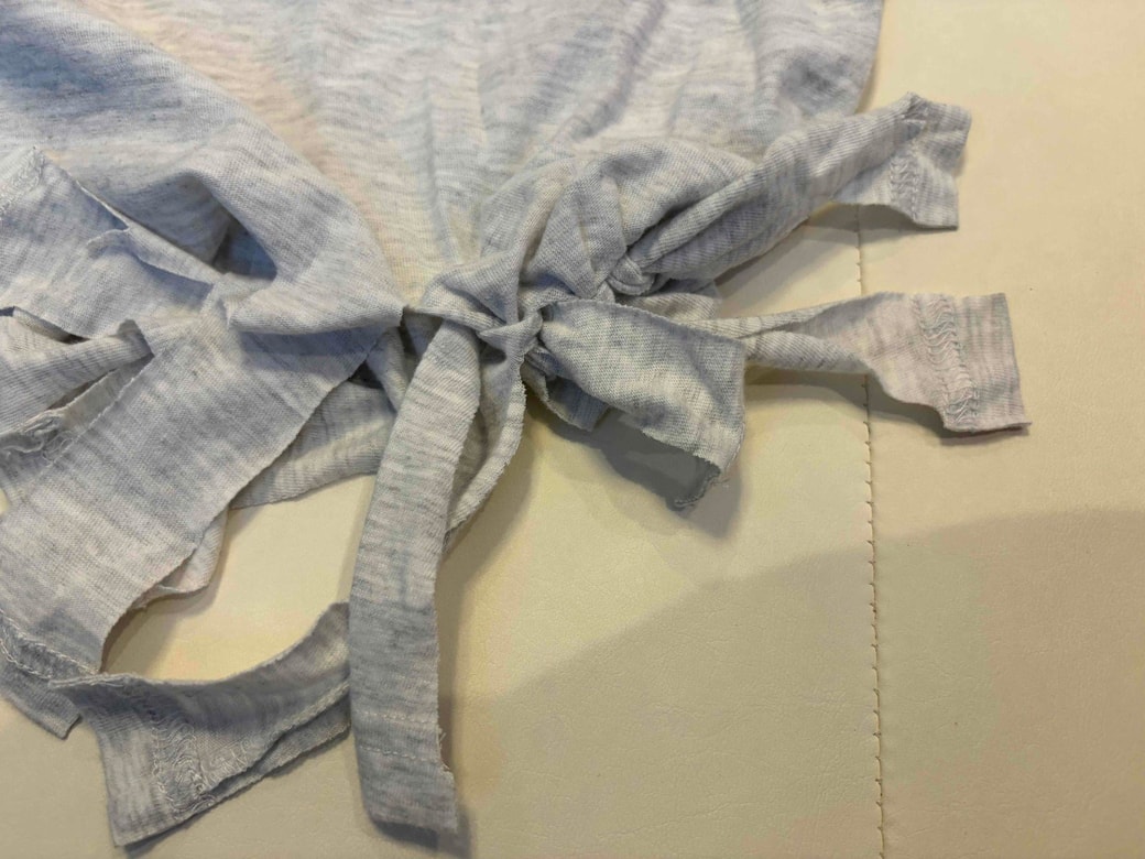 切れ込み部分を結んでいっているところ