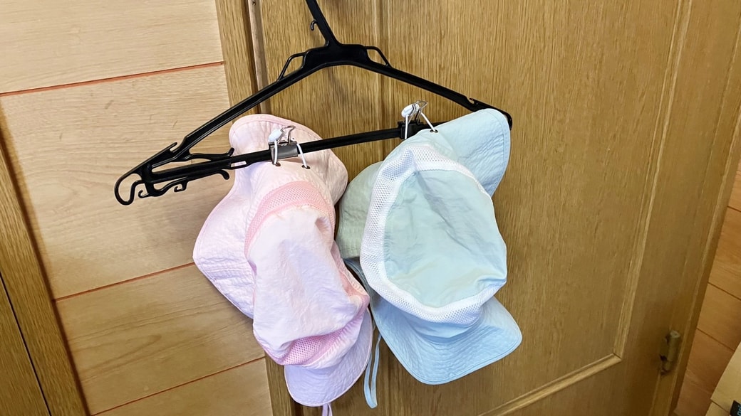 帽子とハンガーとダブルクリップ