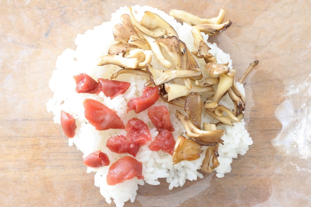 「梅とまいたけおにぎり」