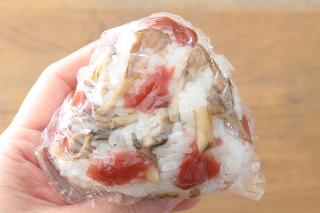 「梅とまいたけおにぎり」